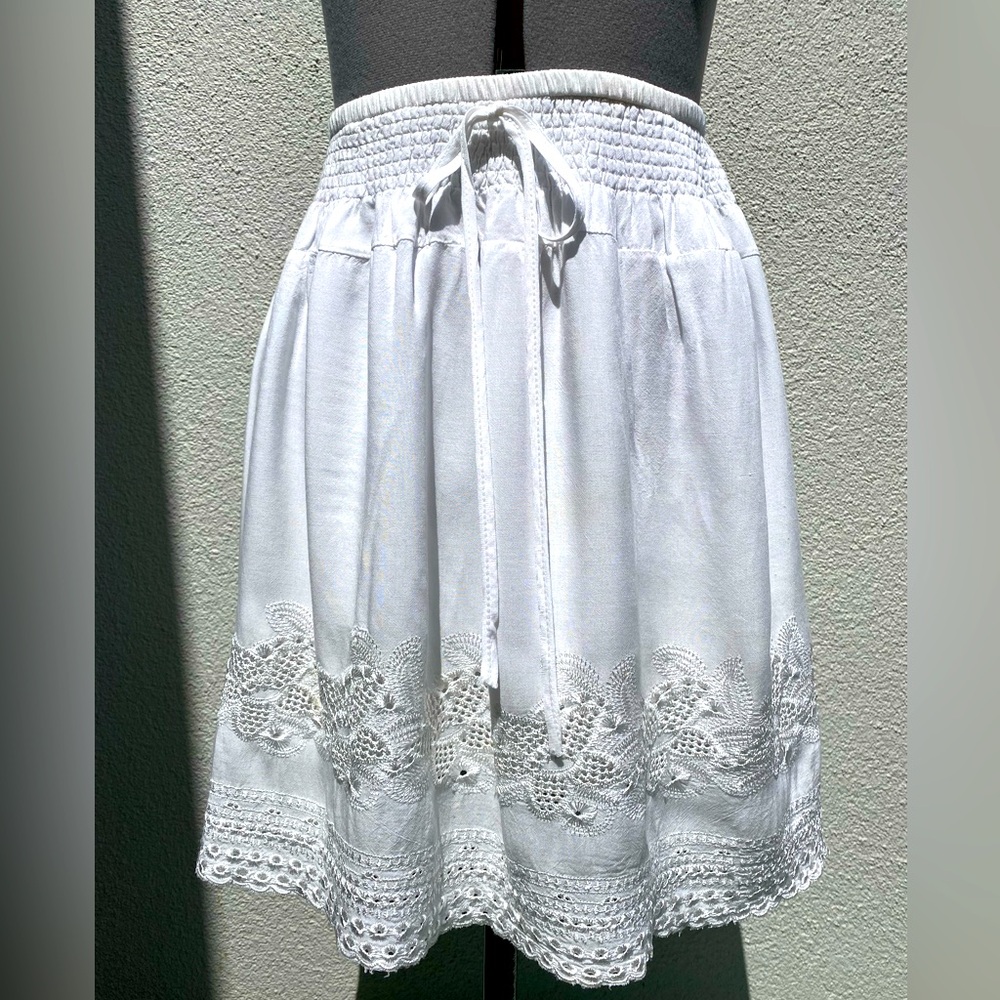 White Smocked Summer Women’s Mini Skirt by Tokyo Cherry Blossom size EG (6)